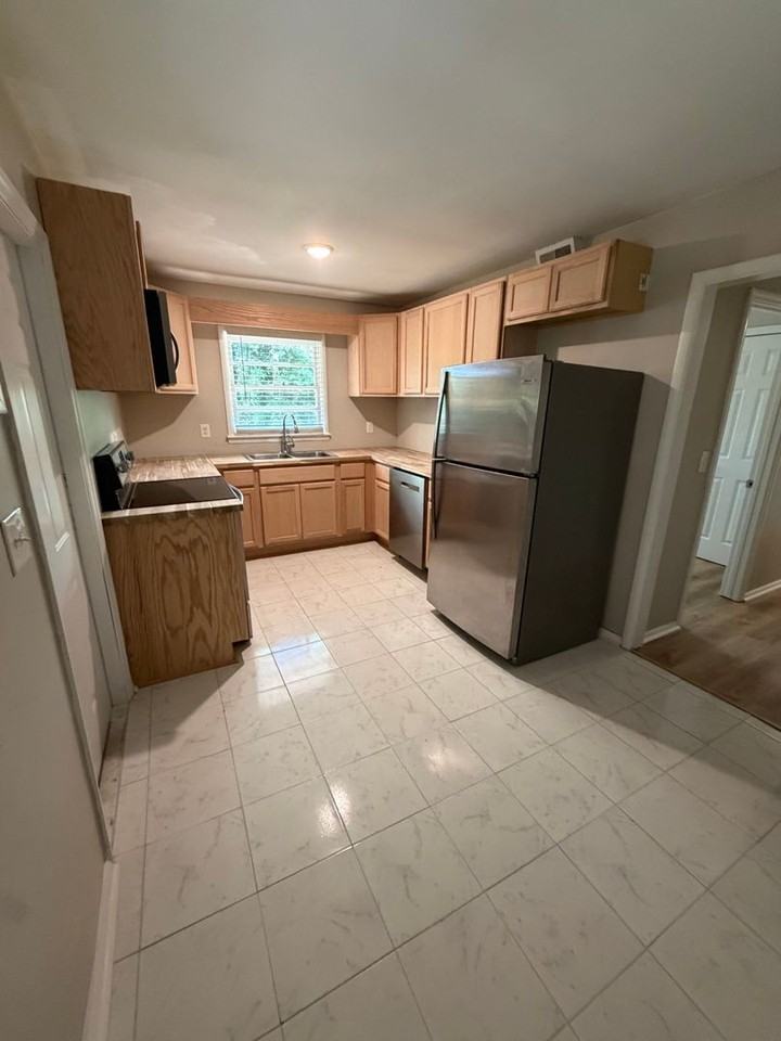 162 Green St - Photo 3 of 13