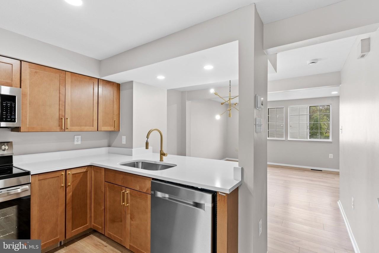 13619 Forest Pond Ct - Photo 4 of 23