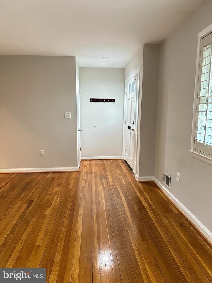 3111 Valley Ln - Photo 2 of 32