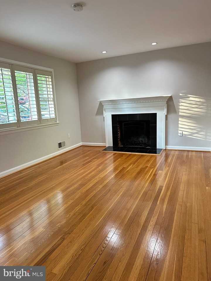 3111 Valley Ln - Photo 3 of 32