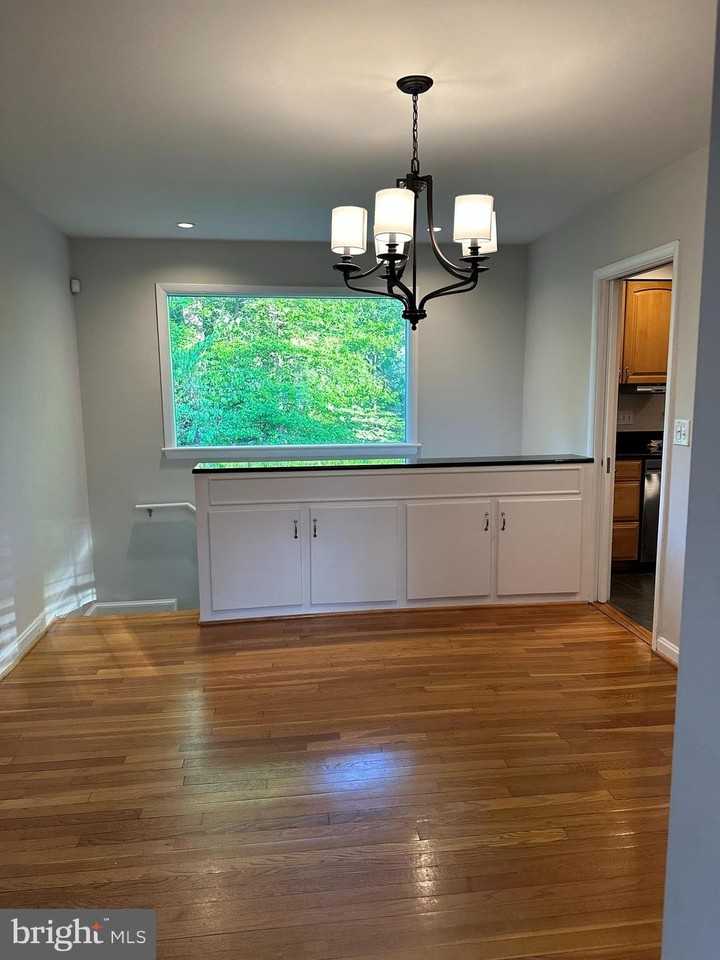 3111 Valley Ln - Photo 4 of 32