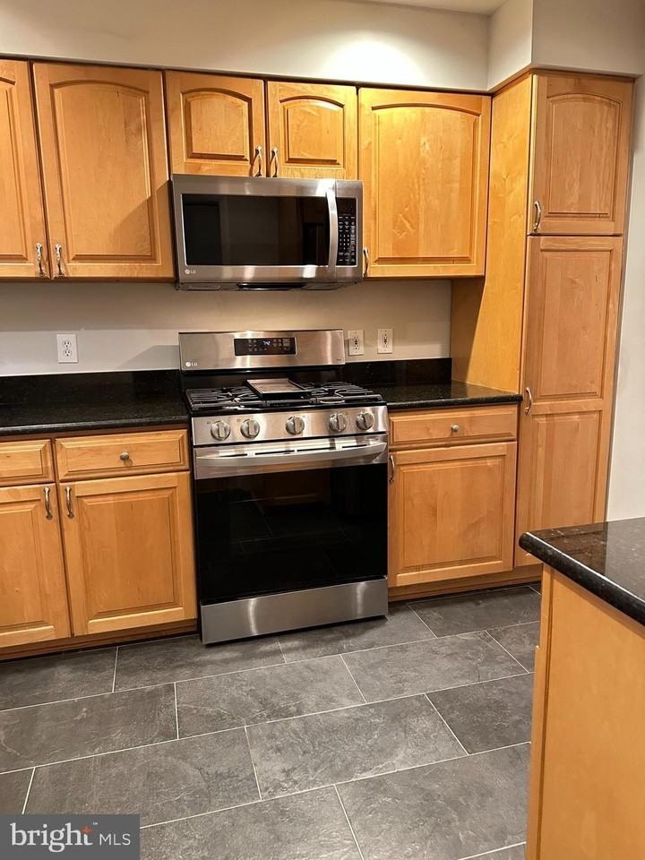 3111 Valley Ln - Photo 5 of 32