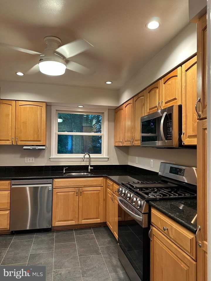 3111 Valley Ln - Photo 6 of 32