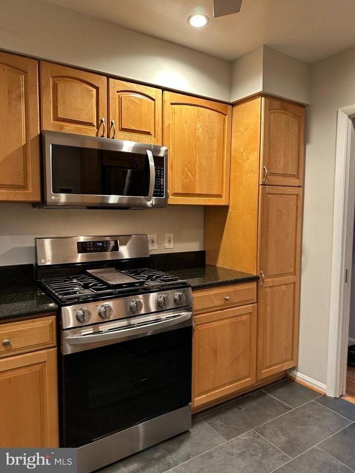 3111 Valley Ln - Photo 7 of 32