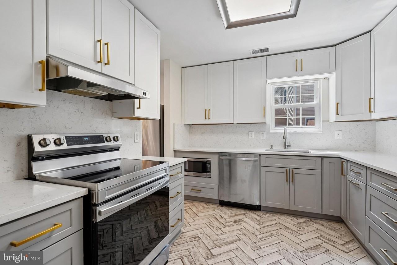 13505 Coates Ln - Photo 3 of 42