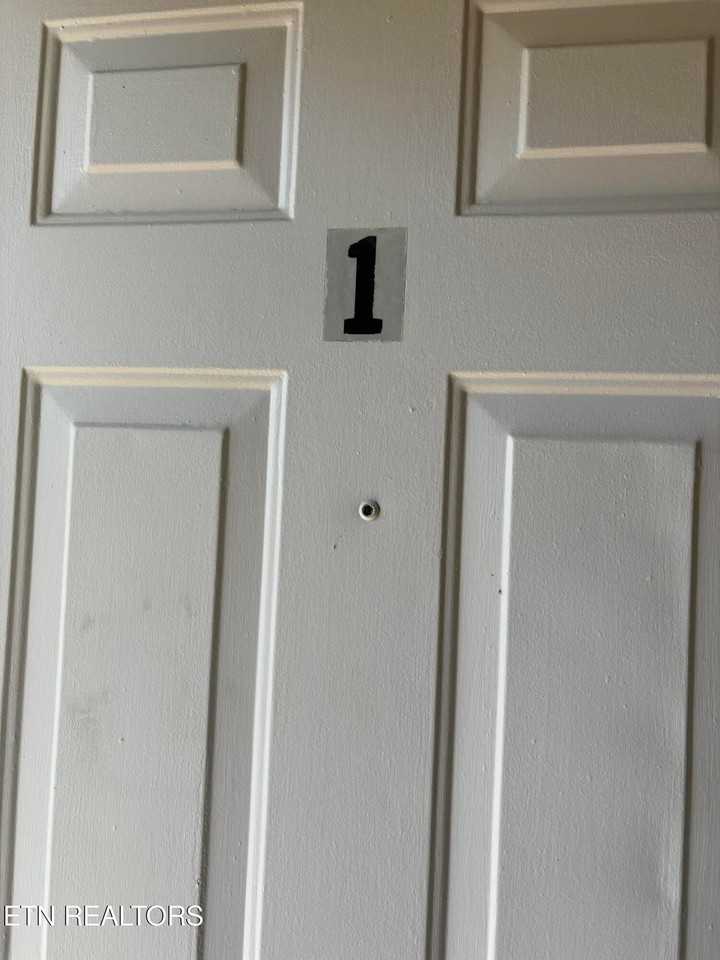 215 E Race St - Photo 2 of 4