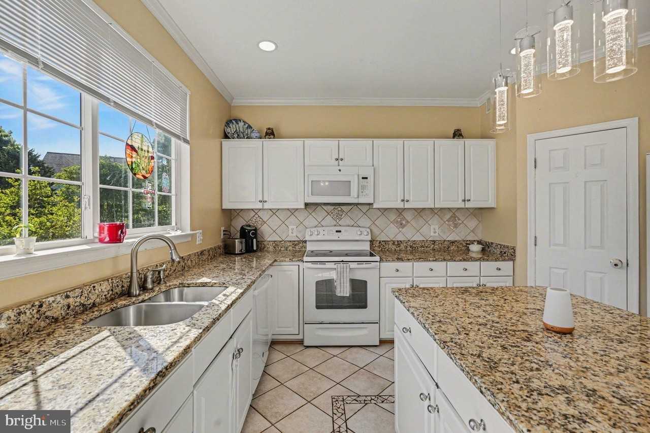 46 Northampton Blvd - Photo 3 of 49