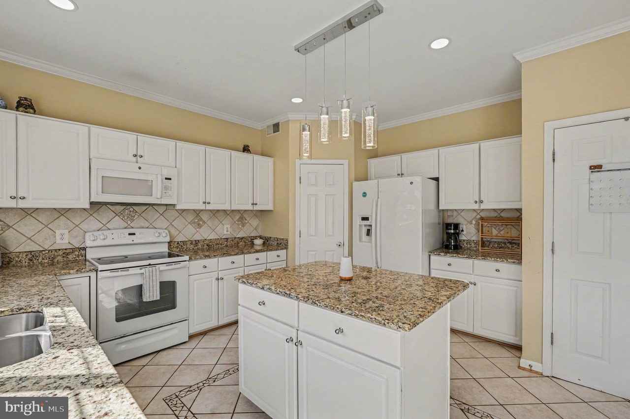 46 Northampton Blvd - Photo 4 of 49