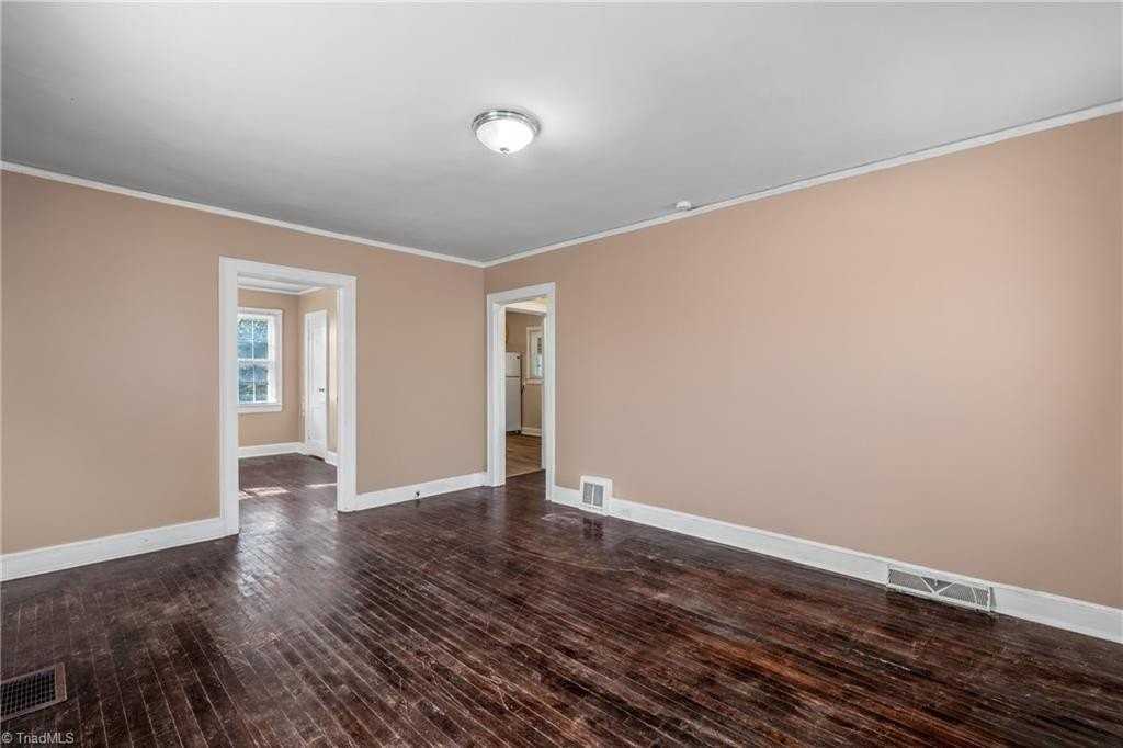 437 W 24th St - Photo 7 of 20