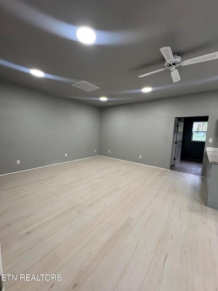 415 Woody Ave - Photo 7 of 18