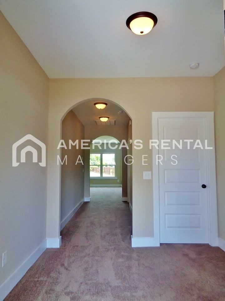 11509 Andrew Way - Photo 3 of 30