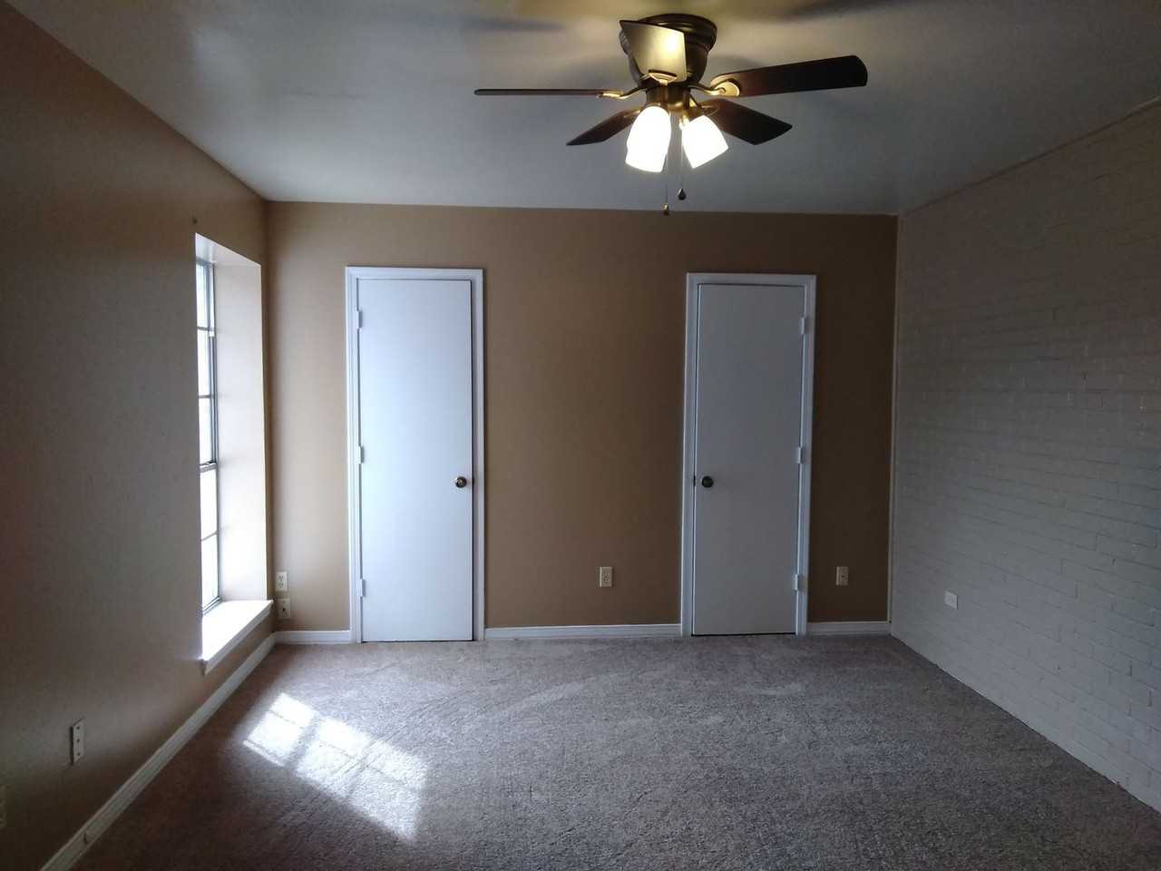 10018 Artesia Dr - Photo 5 of 12