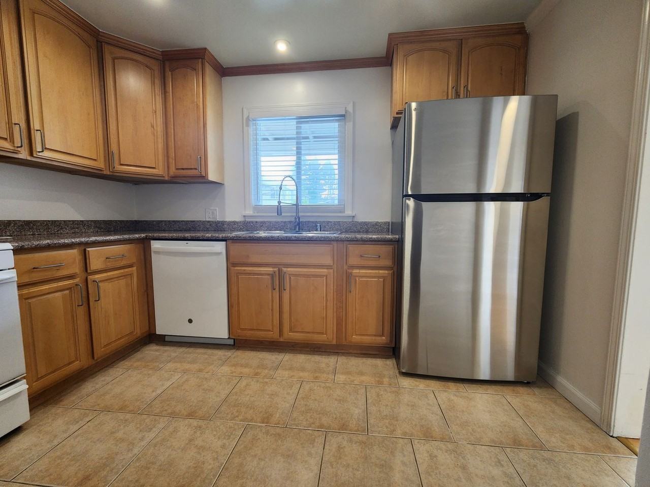 1858 Latham St - Photo 4 of 12