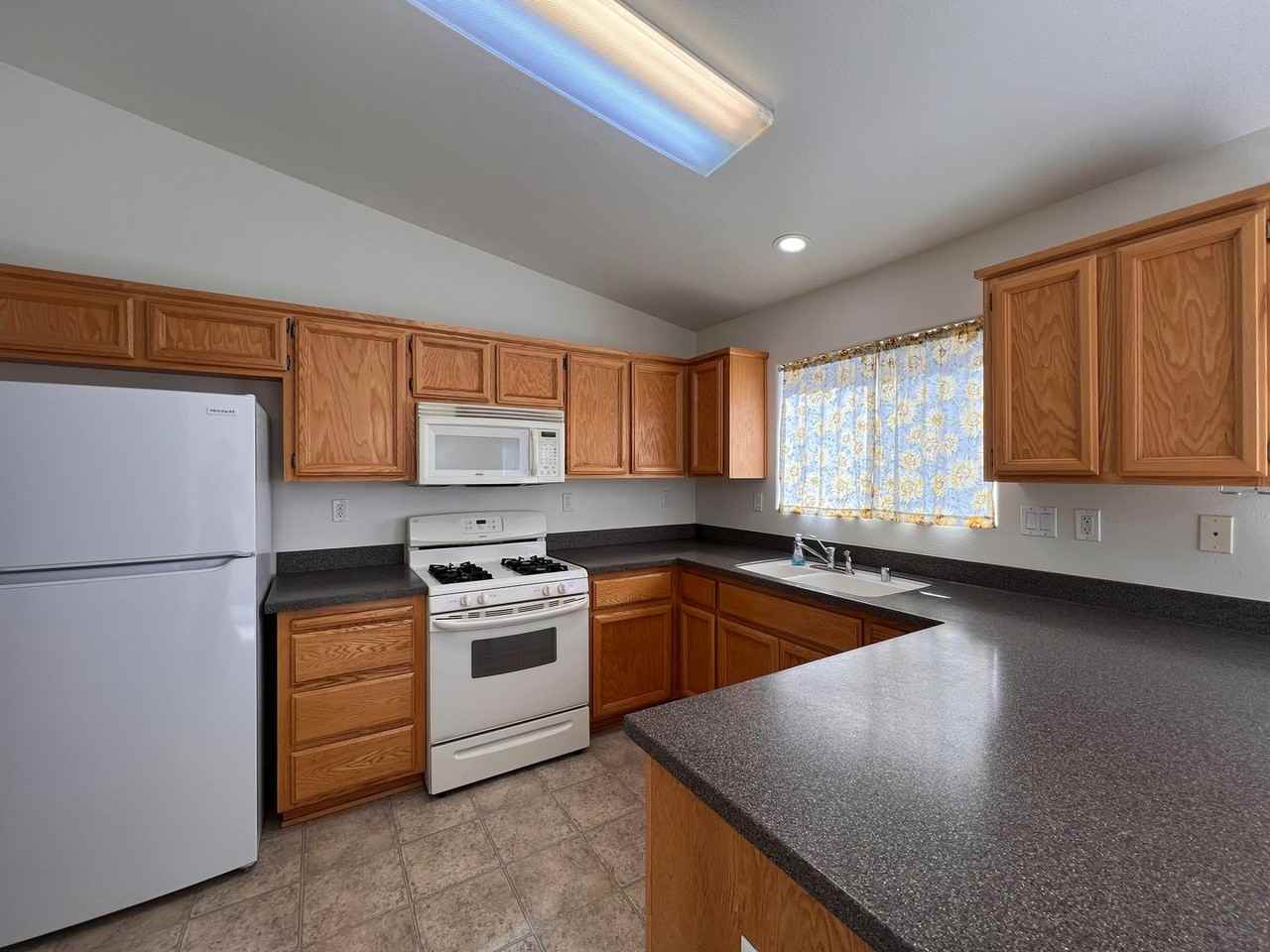 541 Summer St - Photo 2 of 37