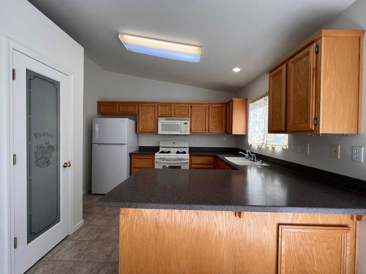 541 Summer St - Photo 3 of 37