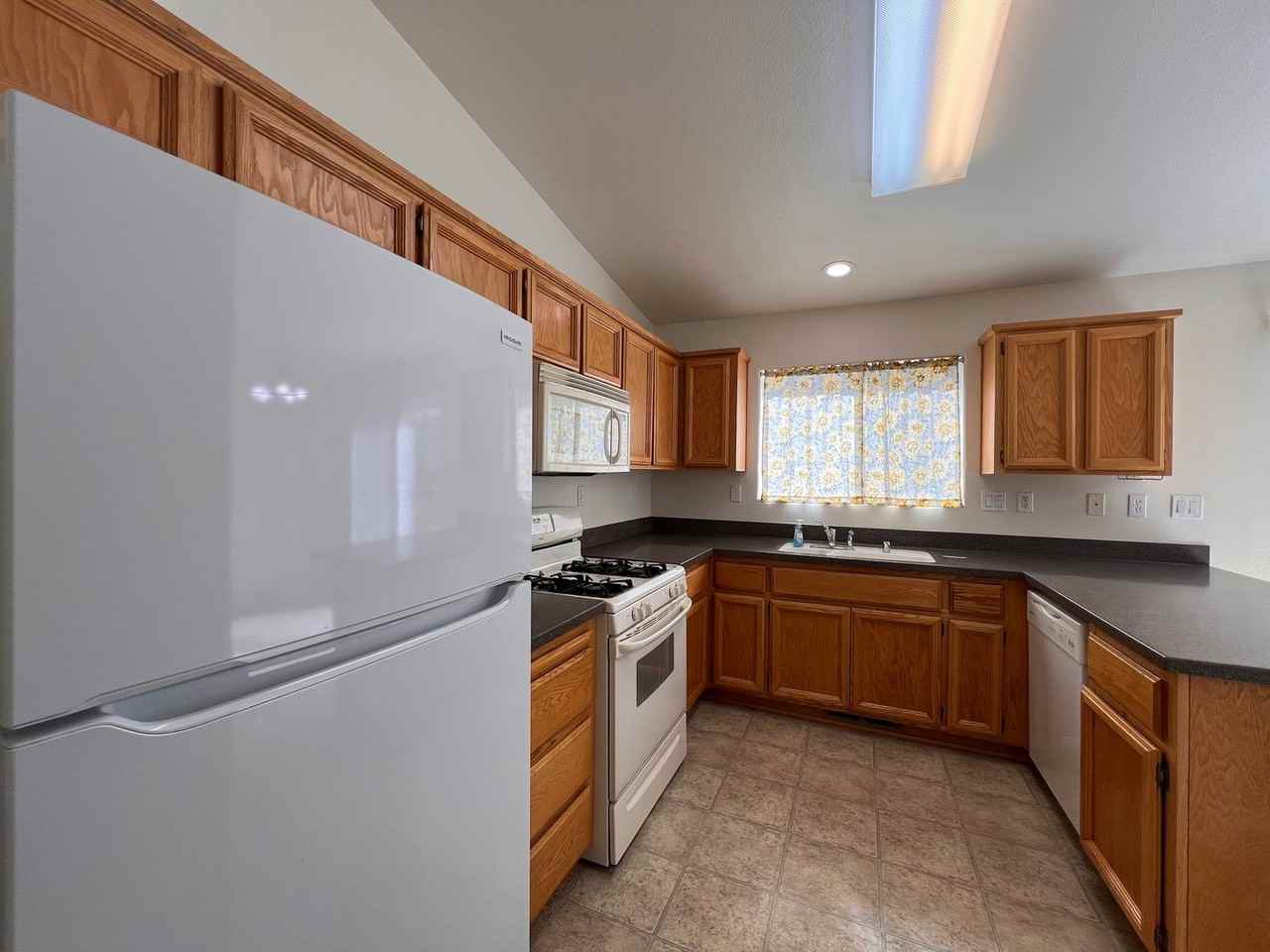 541 Summer St - Photo 4 of 37