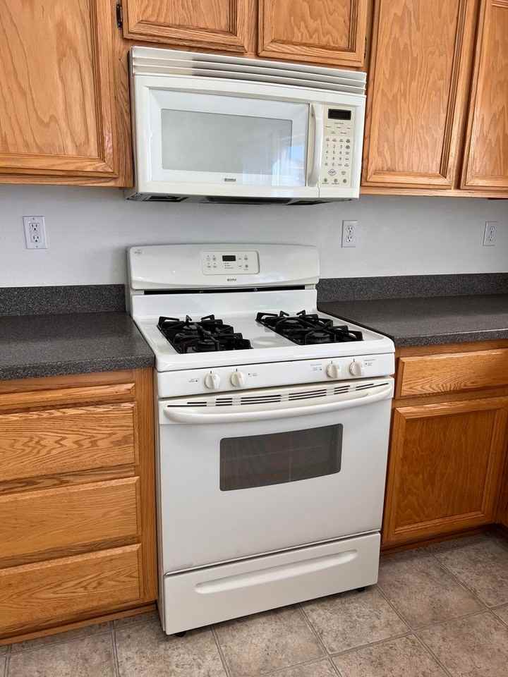 541 Summer St - Photo 5 of 37