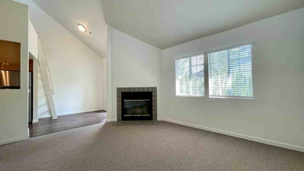 1043 Southwood Dr #H - Photo 4 of 20