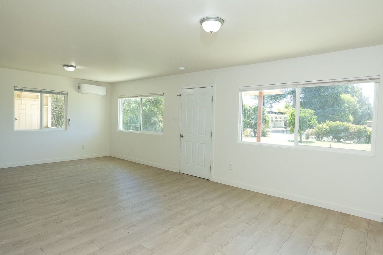 239 E Collins St - Photo 3 of 18