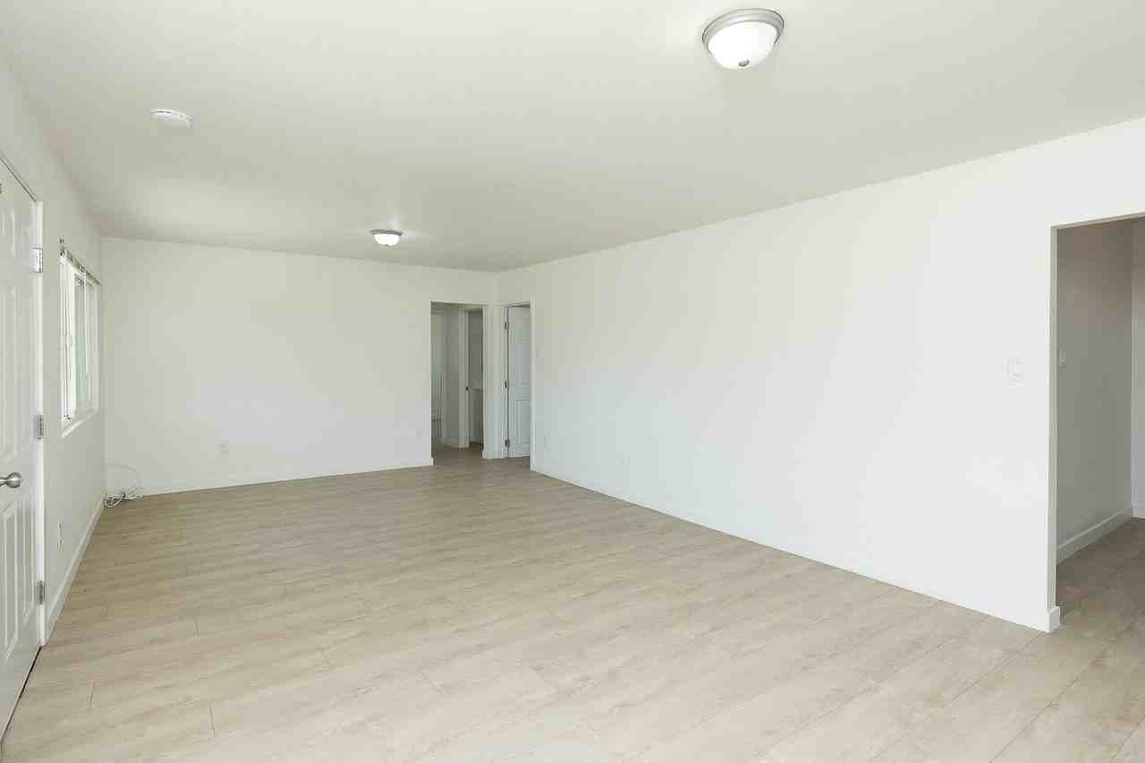 239 E Collins St - Photo 4 of 18