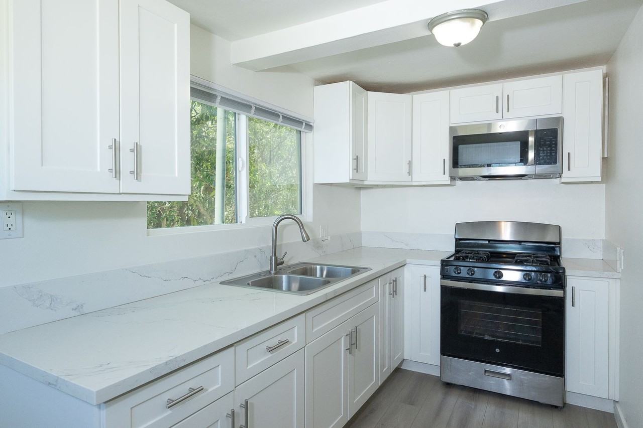 239 E Collins St - Photo 5 of 18