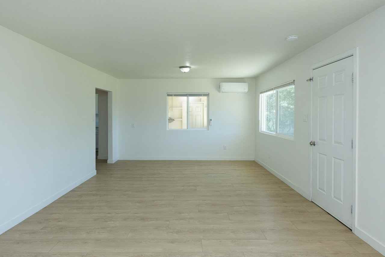 239 E Collins St - Photo 6 of 18