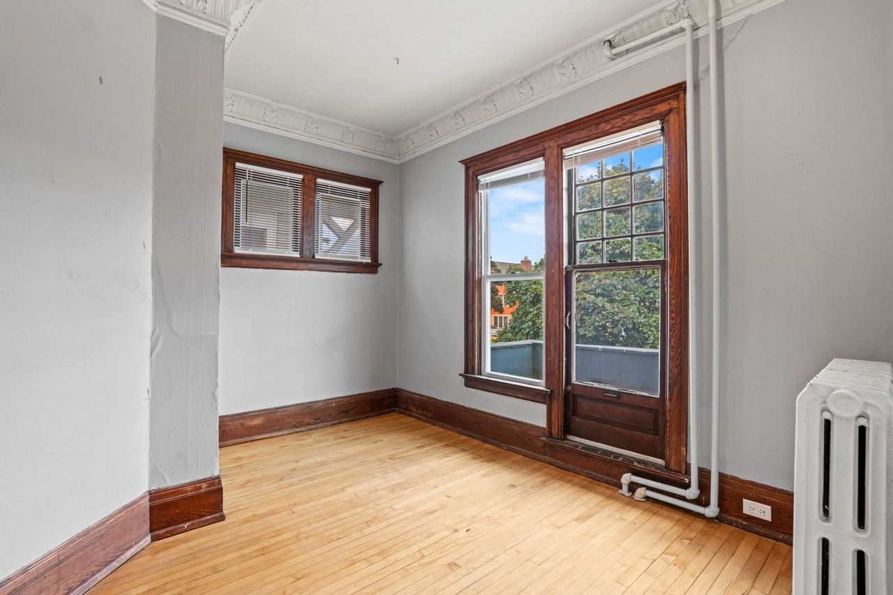 2933 N Maryland Ave - Photo 3 of 23