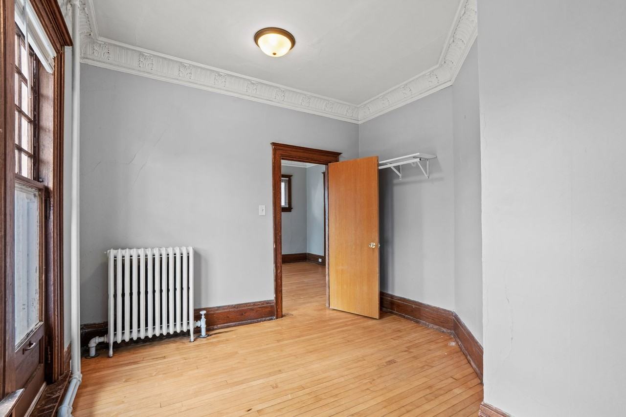 2933 N Maryland Ave - Photo 5 of 23