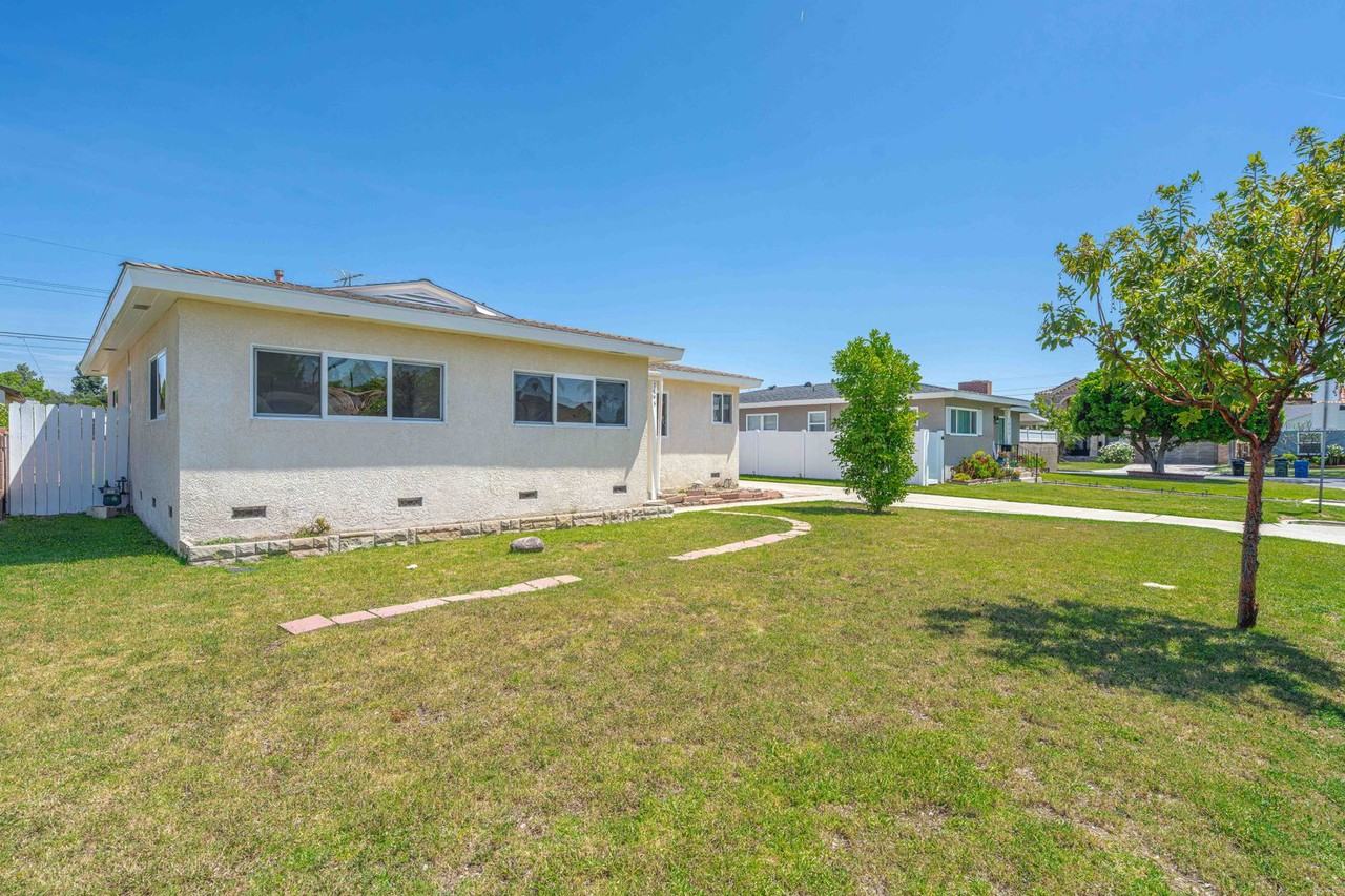 7645 Glencliff Dr - Photo 2 of 25