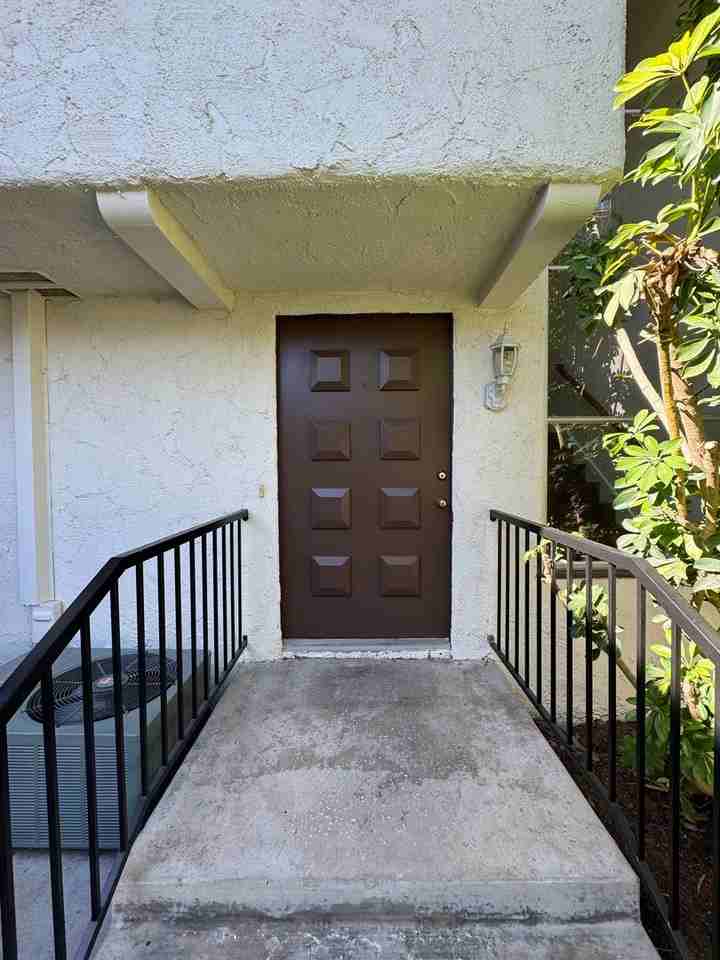 562 Knollview Ln - Photo 2 of 17