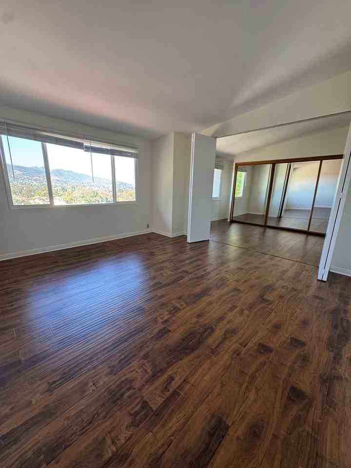 562 Knollview Ln - Photo 7 of 17