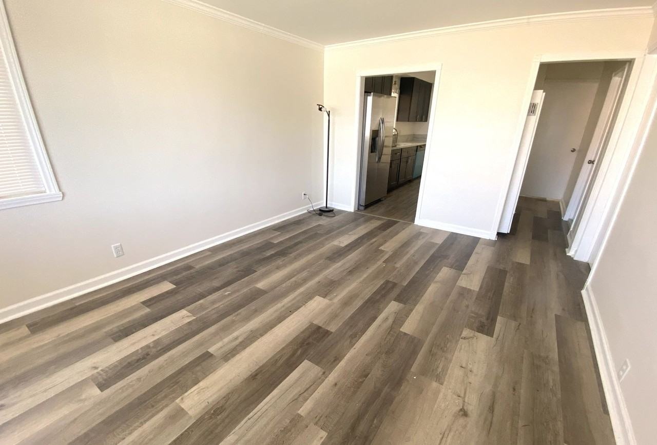 1047 W 26th St - Photo 3 of 16