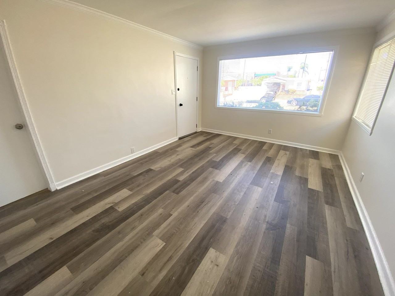 1047 W 26th St - Photo 4 of 16