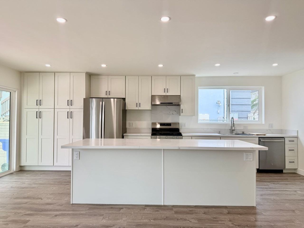 5934 Hughes St - Photo 6 of 15