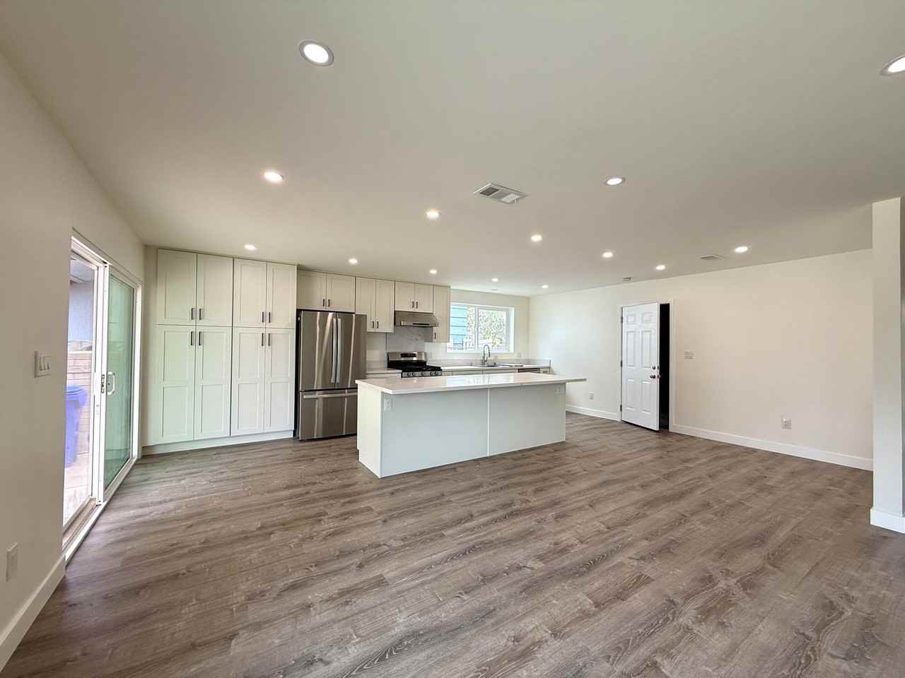 5934 Hughes St - Photo 7 of 15