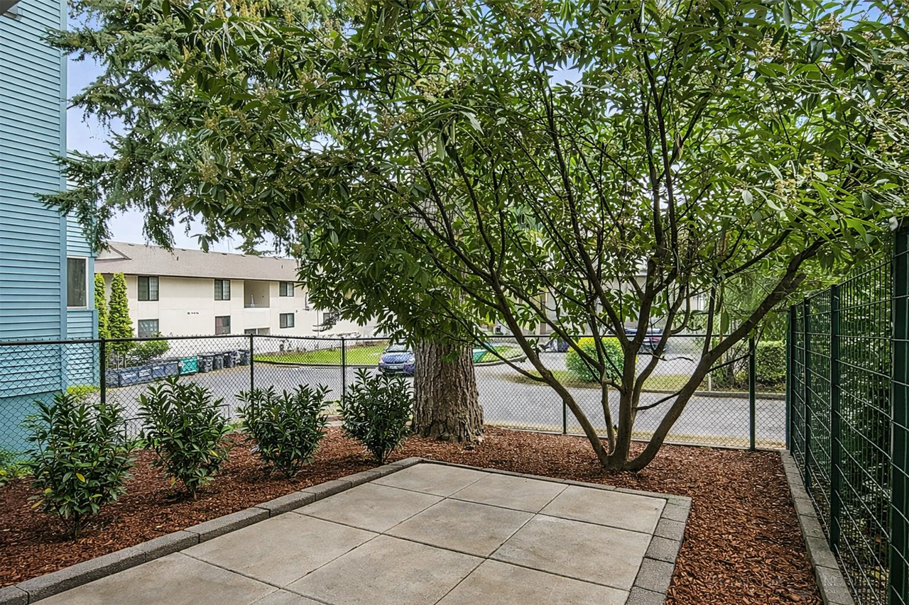 Van Lloyd Apartments - Photo 4 of 12