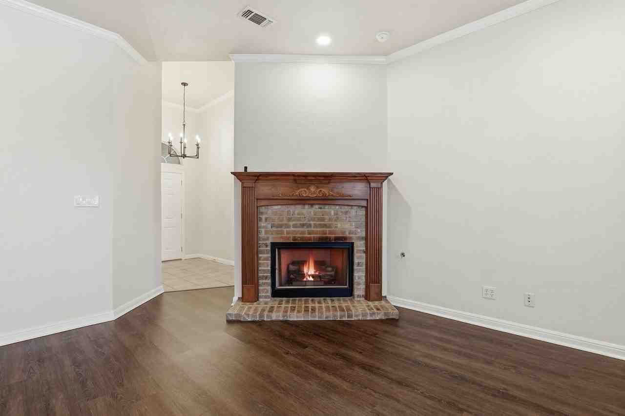 1404 Chaucer Dr - Photo 2 of 31