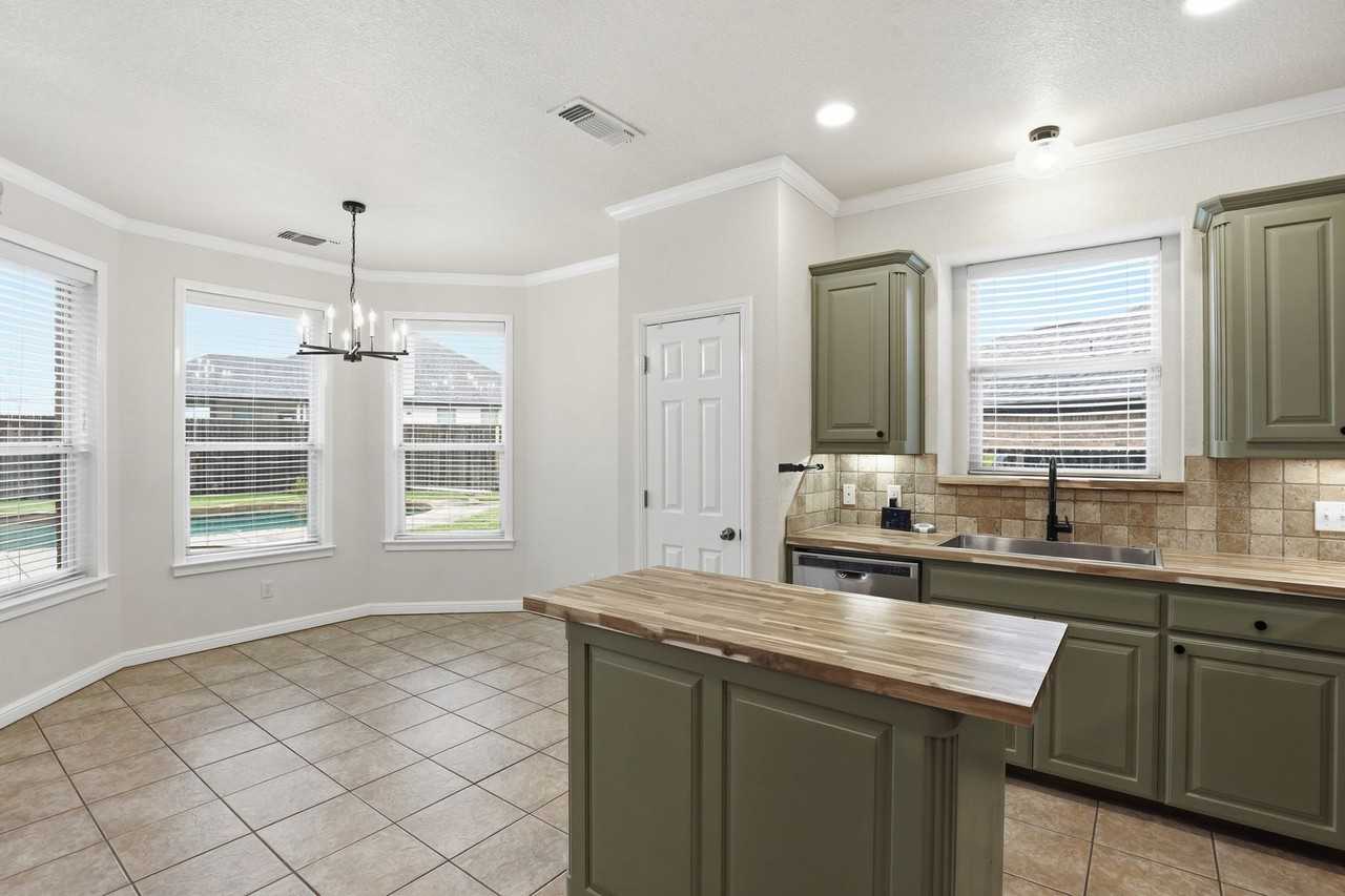 1404 Chaucer Dr - Photo 3 of 31