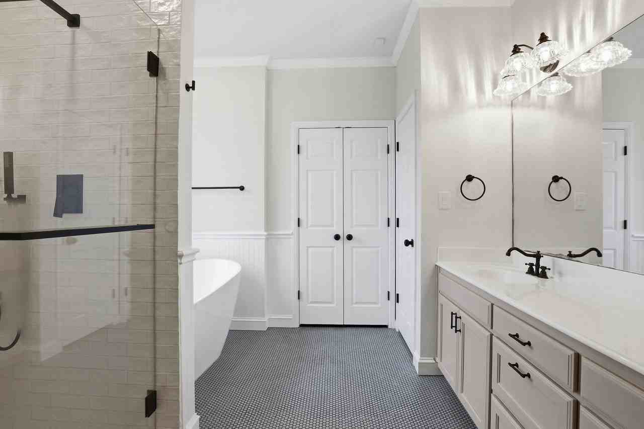 1404 Chaucer Dr - Photo 4 of 31