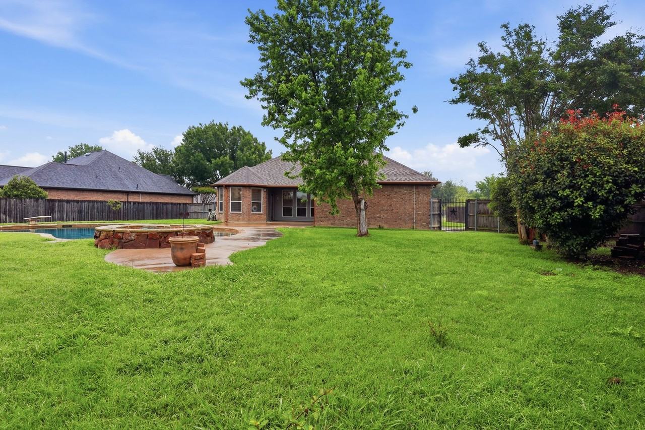 1404 Chaucer Dr - Photo 5 of 31