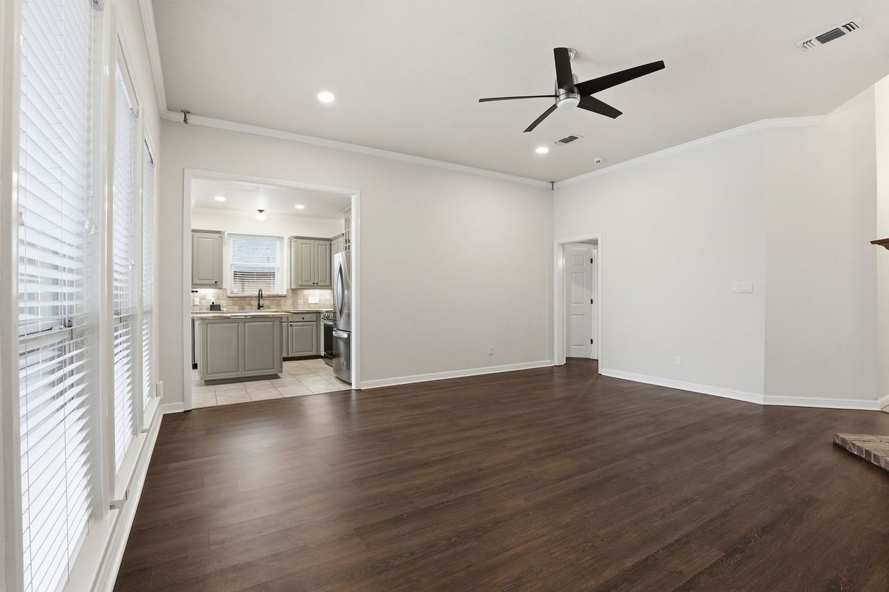 1404 Chaucer Dr - Photo 6 of 31