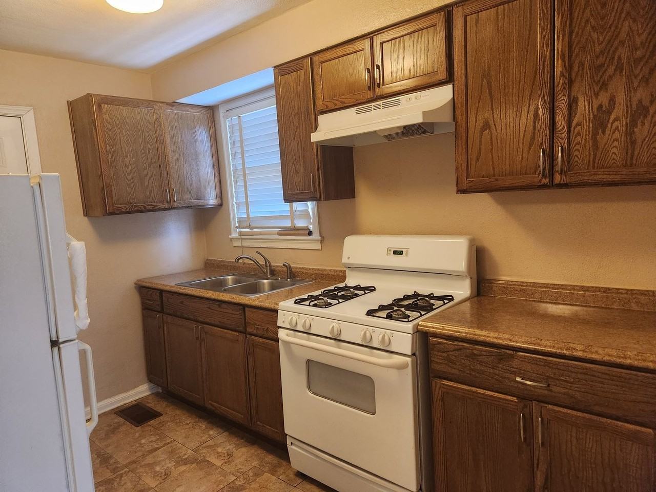 3128 Carver St - Photo 5 of 15