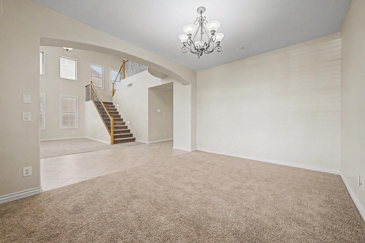 8425 W Northview Ave - Photo 4 of 29