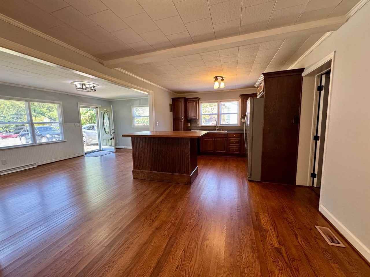 607 Martha Ave - Photo 4 of 19