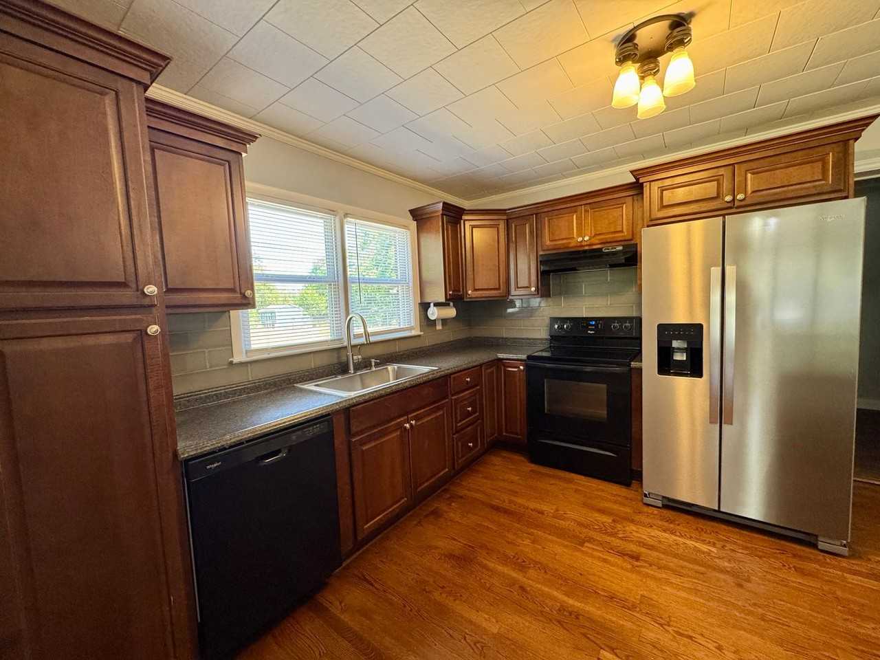 607 Martha Ave - Photo 5 of 19