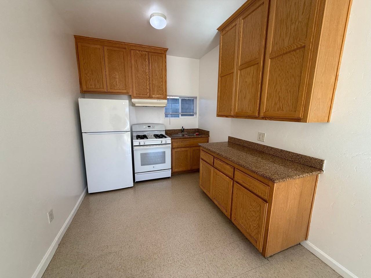 311 S Curryer St - Photo 4 of 5