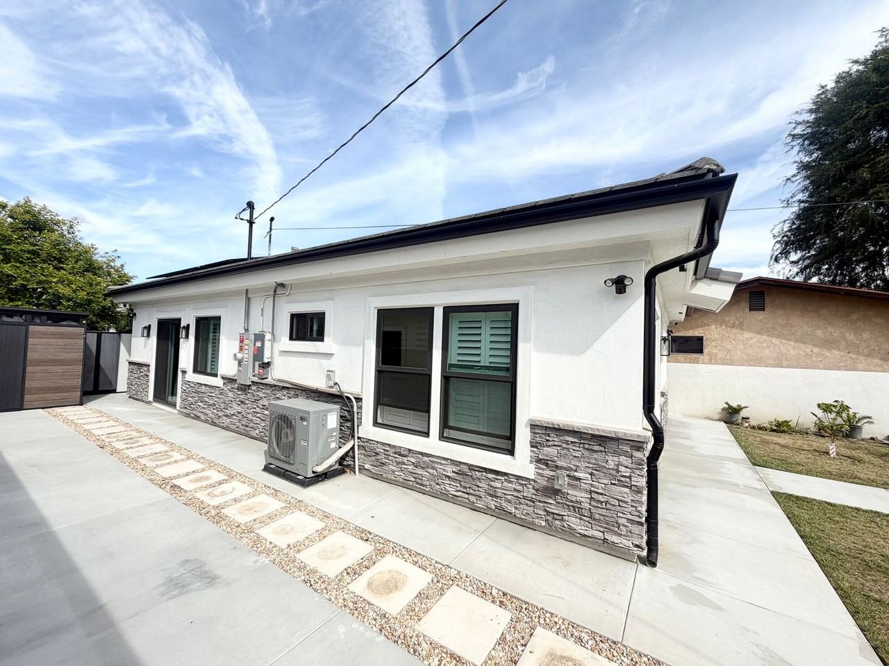 10317 Olive St - Photo 3 of 25