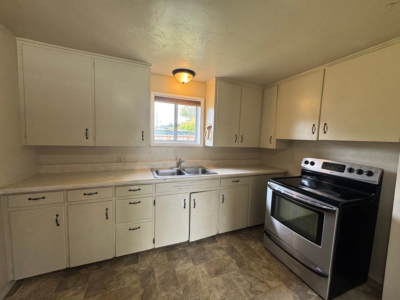 2860 Pearl St - Photo 4 of 12