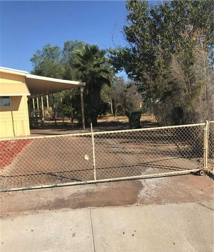 25670 Minorca St - Photo 2 of 4