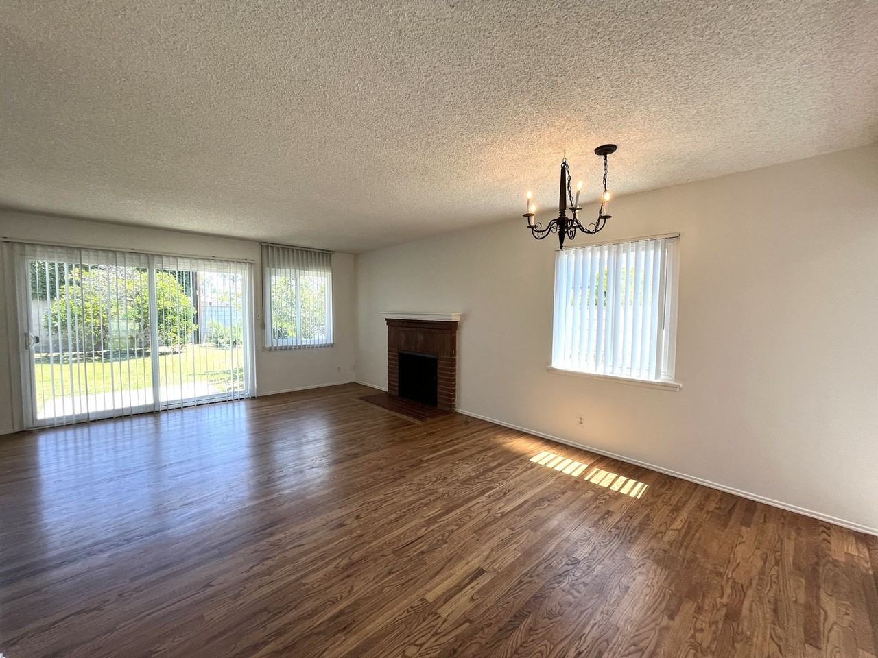 12102 Ellen St - Photo 3 of 23